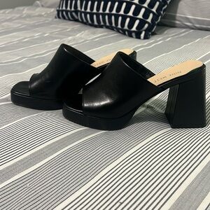 Nine West black chunky slide